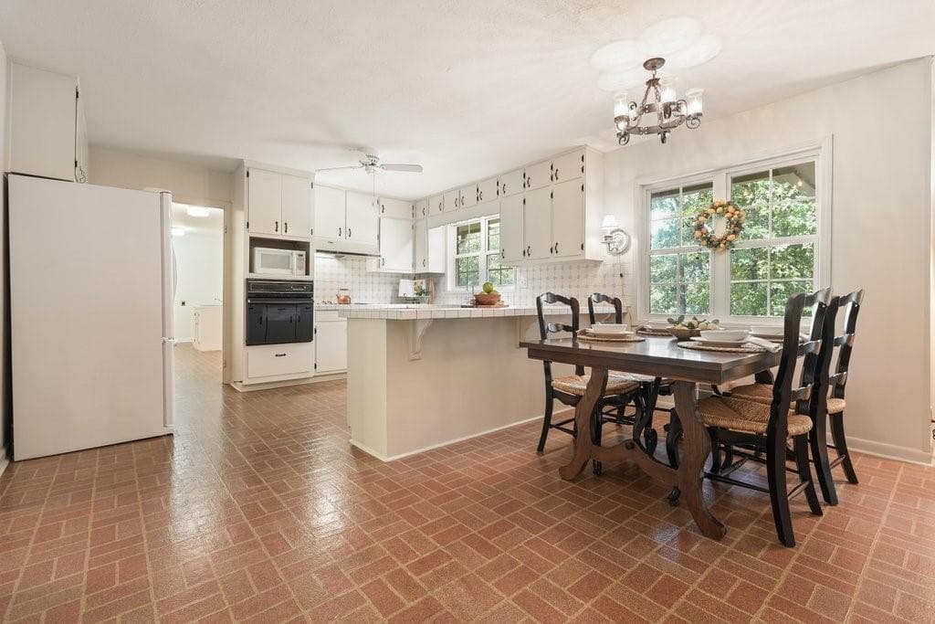 4 bedroom, 3 bathroom, 2,545 sq ft single family residence for sale at 2607 Club Valley Drive, Marietta, GA 30068 — photo 10