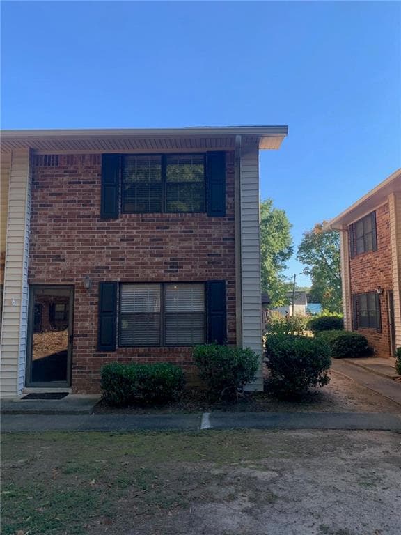 2 bedroom, 2 bathroom, 928 sq ft townhouse for rent at 1235 Riverside Drive B 4, Gainesville, GA 30501 for $1,350 a month — photo 2