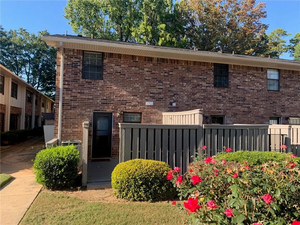 2 bedroom, 2 bathroom, 928 sq ft townhouse for rent at 1235 Riverside Drive B 4, Gainesville, GA 30501 for $1,350 a month — photo 3