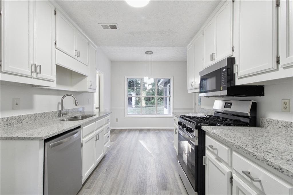 4 bedroom, 2 bathroom, 1,784 sq ft single family residence for sale at 6833 Sarah Jane Lane, Riverdale, GA 30296 — photo 2