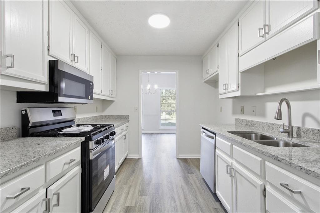 4 bedroom, 2 bathroom, 1,784 sq ft single family residence for sale at 6833 Sarah Jane Lane, Riverdale, GA 30296 — photo 10
