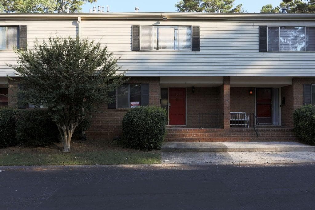 3 bedroom, 3 bathroom, 871 sq ft condominium for sale at 3312 Northcrest Road C, Atlanta, GA 30340 — photo 1 of 16