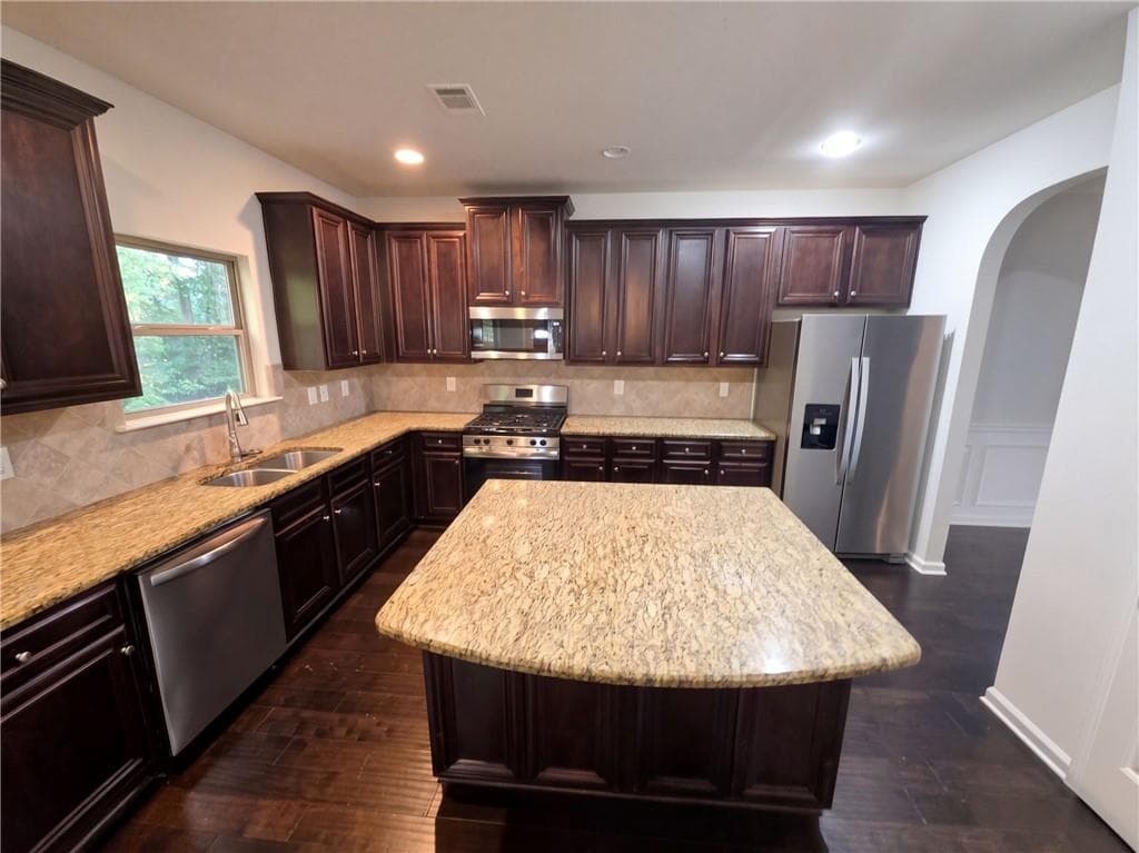 6 bedroom, 4 bathroom, 3,071 sq ft single family residence for sale at 996 Spanish Moss Trail, Loganville, GA 30052 — photo 2
