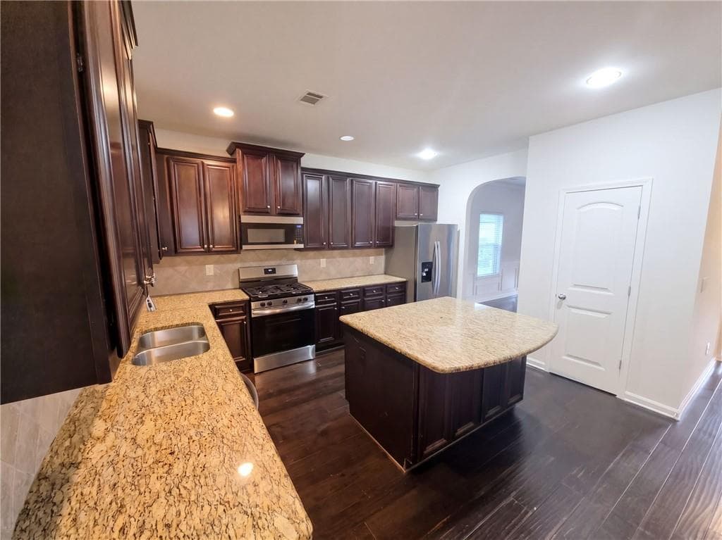 6 bedroom, 4 bathroom, 3,071 sq ft single family residence for sale at 996 Spanish Moss Trail, Loganville, GA 30052 — photo 6