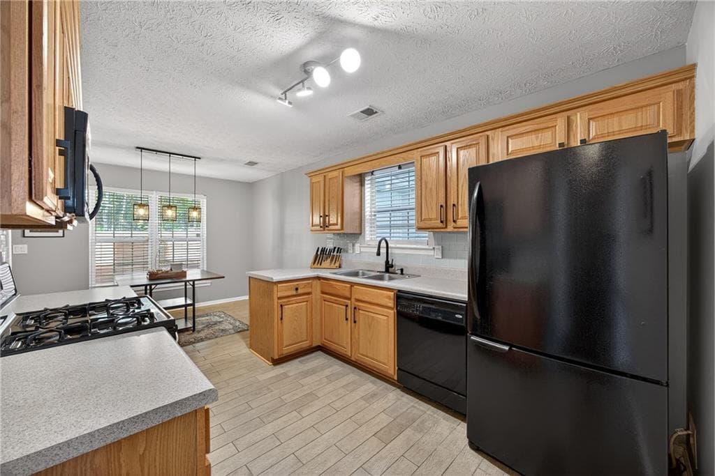 3 bedroom, 3 bathroom, 2,041 sq ft single family residence for sale at 9899 Vista Circle, Union City, GA 30291 — photo 8