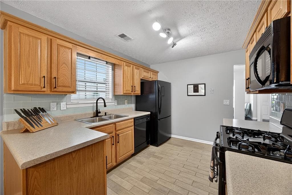 3 bedroom, 3 bathroom, 2,041 sq ft single family residence for sale at 9899 Vista Circle, Union City, GA 30291 — photo 9