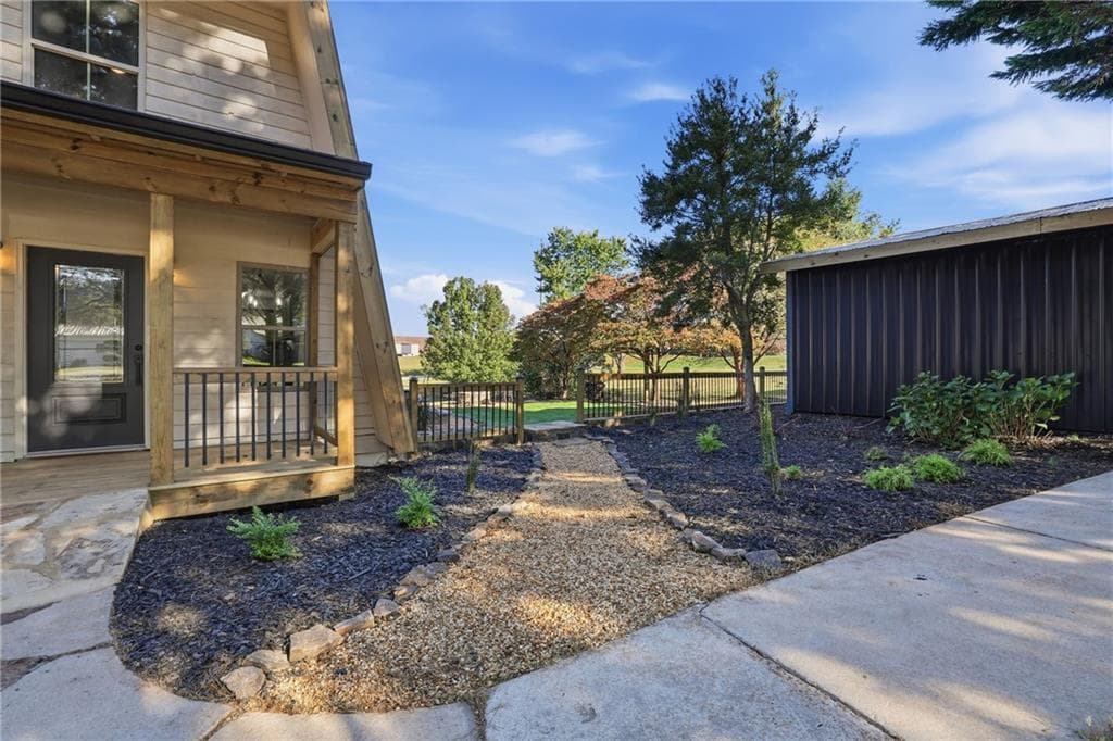 3 bedroom, 2 bathroom, 1,320 sq ft single family residence under contract at 375 Wilbanks Street, Baldwin, GA 30511 — photo 2