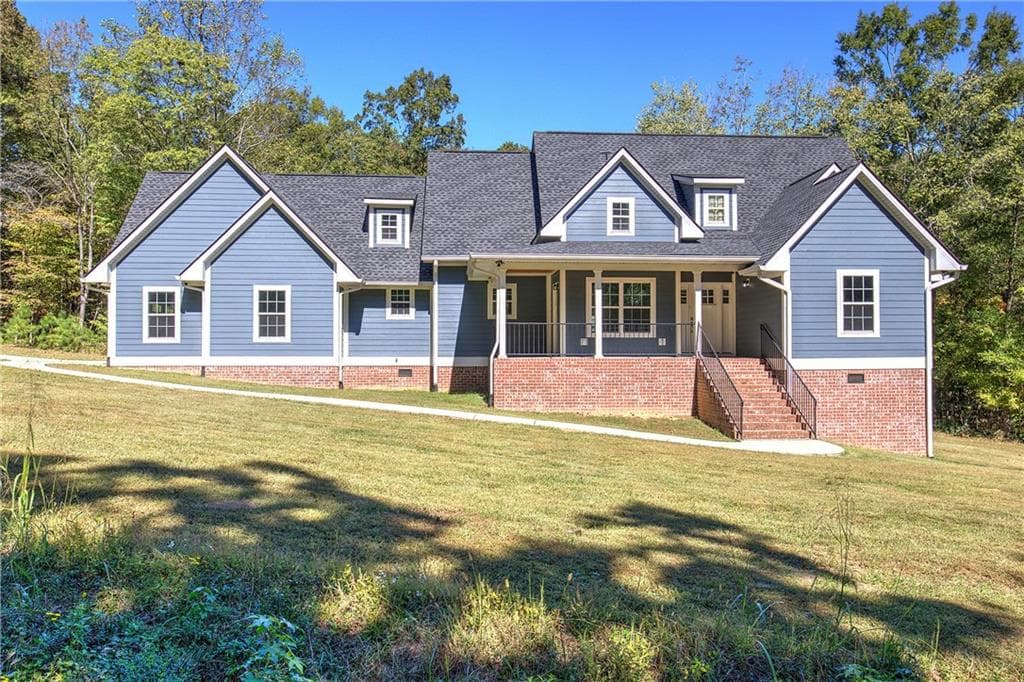 4 bedroom, 4 bathroom, 2,426 sq ft single family residence for sale at 400 Lake View Circle, Summerville, GA 30747