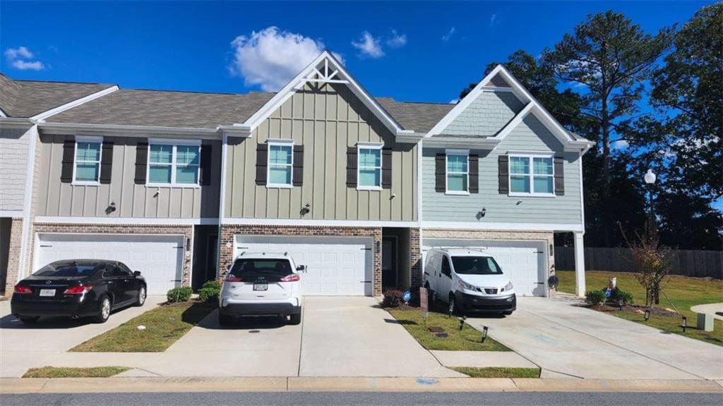 3 bedroom, 3 bathroom, 1,600 sq ft single family residence for sale at 11692 Mendenhall Court, Hampton, GA 30228
