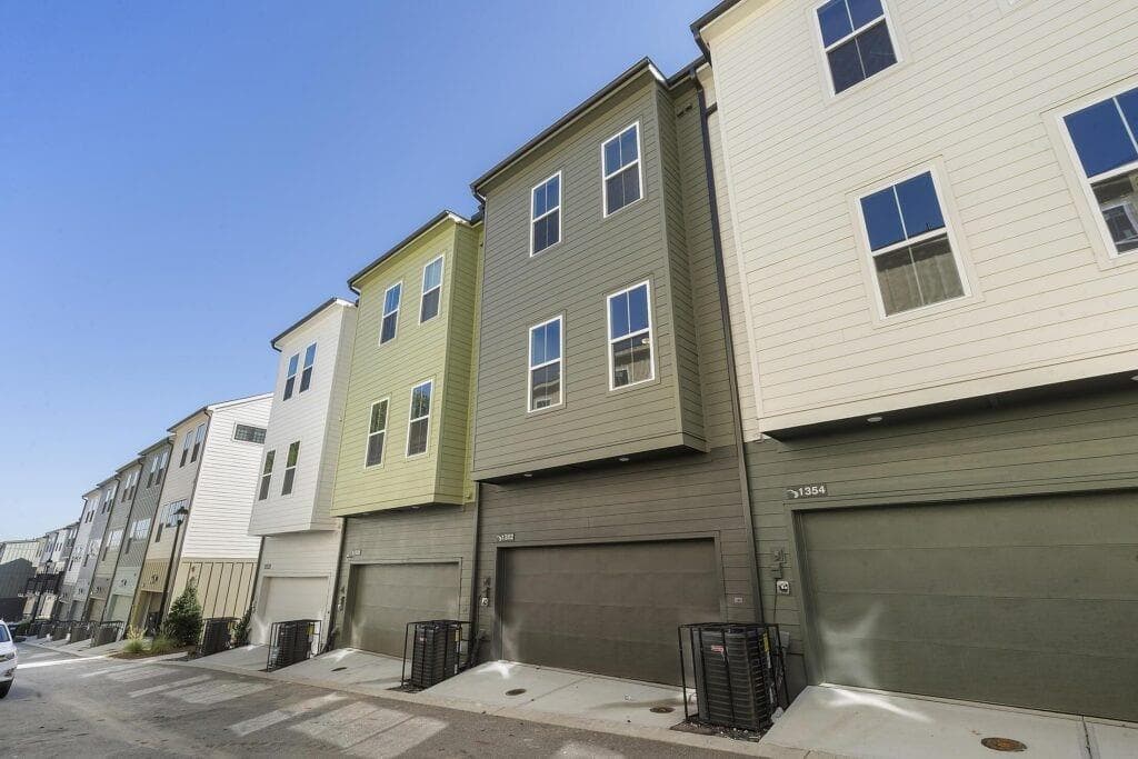 3 bedroom, 3 bathroom, 1,429 sq ft townhouse for sale at 1354 Breezy Street 250, Atlanta, GA 30315 — photo 5