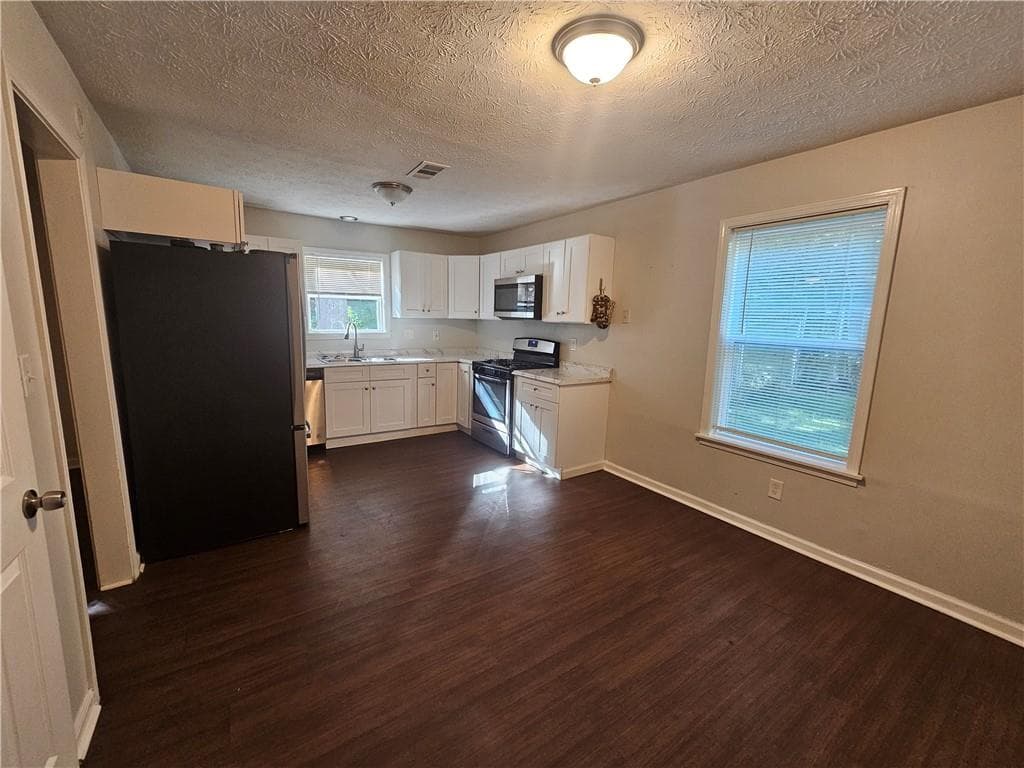 4 bedroom, 3 bathroom, 1,950 sq ft single family residence for rent at 6255 Beaver Creek Trail, Atlanta, GA 30349 for $2,550 a month — photo 4