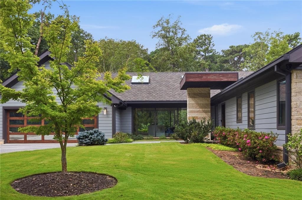 4 bedroom, 4 bathroom, 4,170 sq ft single family residence for sale at 3860 Peachtree Dunwoody Road, Atlanta, GA 30342 — photo 2