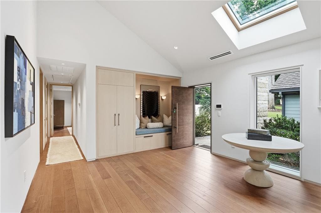 4 bedroom, 4 bathroom, 4,170 sq ft single family residence for sale at 3860 Peachtree Dunwoody Road, Atlanta, GA 30342 — photo 5