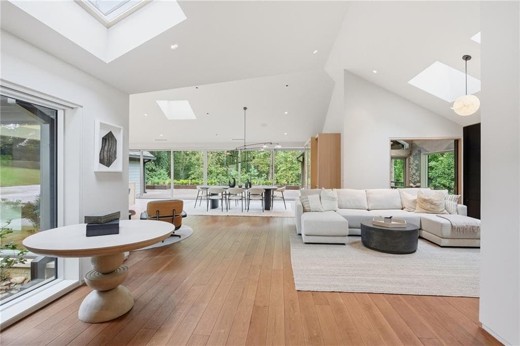 4 bedroom, 4 bathroom, 4,170 sq ft single family residence for sale at 3860 Peachtree Dunwoody Road, Atlanta, GA 30342 — photo 6