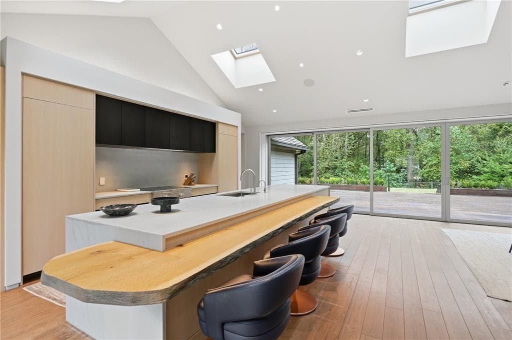 4 bedroom, 4 bathroom, 4,170 sq ft single family residence for sale at 3860 Peachtree Dunwoody Road, Atlanta, GA 30342 — photo 10
