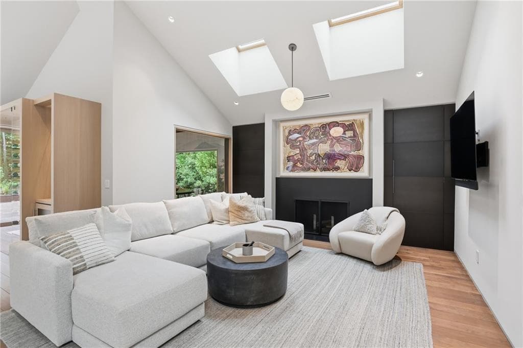 4 bedroom, 4 bathroom, 4,170 sq ft single family residence for sale at 3860 Peachtree Dunwoody Road, Atlanta, GA 30342 — photo 7
