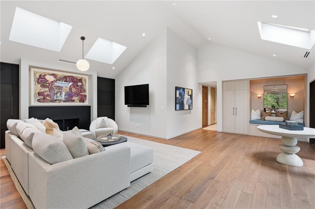 4 bedroom, 4 bathroom, 4,170 sq ft single family residence for sale at 3860 Peachtree Dunwoody Road, Atlanta, GA 30342 — photo 8