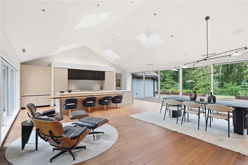 4 bedroom, 4 bathroom, 4,170 sq ft single family residence for sale at 3860 Peachtree Dunwoody Road, Atlanta, GA 30342 — photo 9