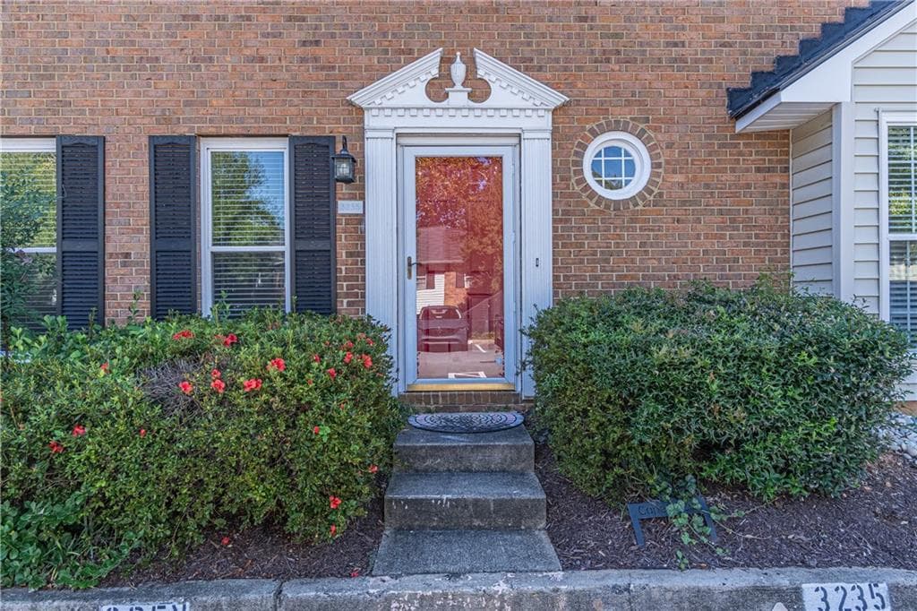2 bedroom, 3 bathroom, 1,242 sq ft townhouse for rent at 3235 Cape Circle, Alpharetta, GA 30009 for $2,150 a month — photo 3