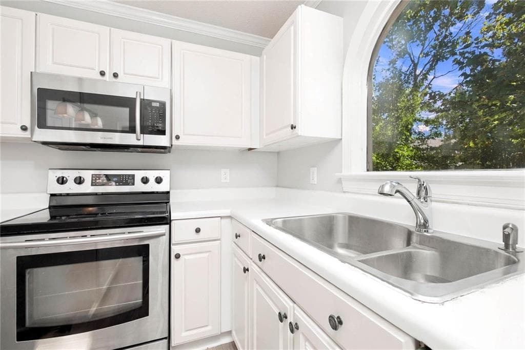 4 bedroom, 3 bathroom, 1,668 sq ft single family residence for rent at 160 Thomas Crossing Drive, Newnan, GA 30265 for $2,145 a month — photo 2