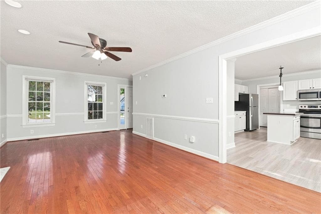 4 bedroom, 3 bathroom, 1,668 sq ft single family residence for rent at 160 Thomas Crossing Drive, Newnan, GA 30265 for $2,145 a month — photo 4