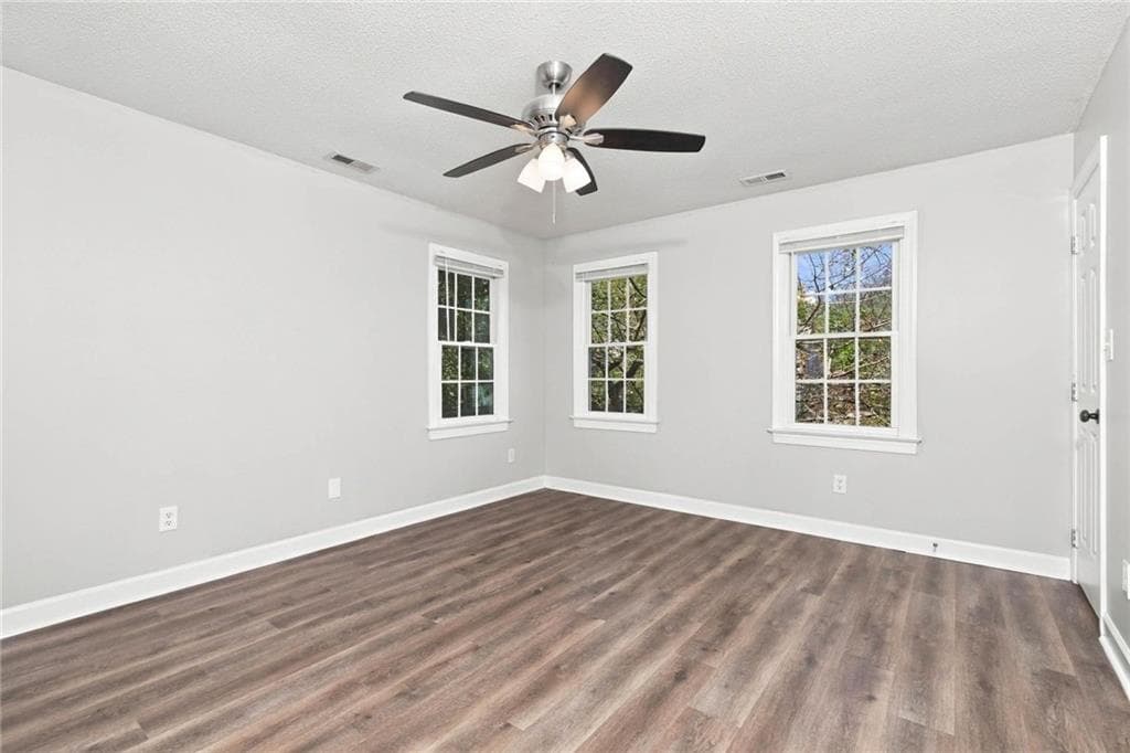 4 bedroom, 3 bathroom, 1,668 sq ft single family residence for rent at 160 Thomas Crossing Drive, Newnan, GA 30265 for $2,145 a month — photo 10