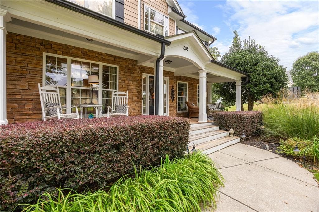 6 bedroom, 4 bathroom, 4,110 sq ft single family residence for sale at 258 Downing Street, Hoschton, GA 30548 — photo 5