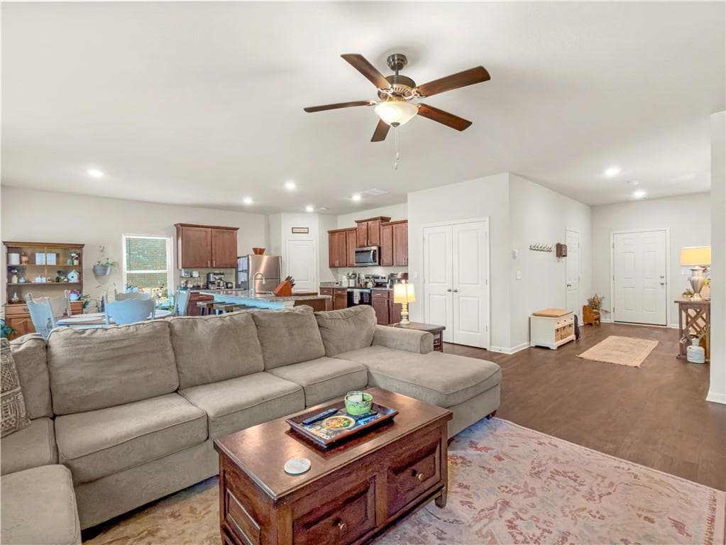 3 bedroom, 3 bathroom, 2,095 sq ft single family residence for rent at 200 Oliver Drive, Locust Grove, GA 30248 for $2,100 a month — photo 7