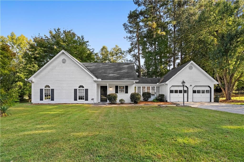 3 bedroom, 2 bathroom, 1,405 sq ft single family residence for sale at 905 Burning Bush Drive, Loganville, GA 30052