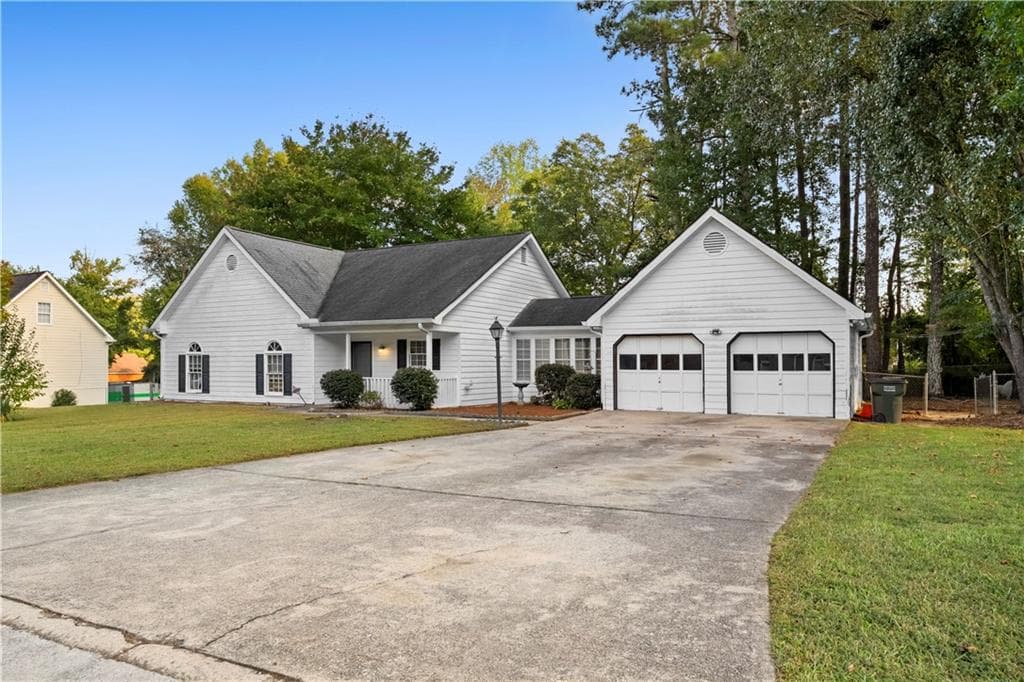 3 bedroom, 2 bathroom, 1,405 sq ft single family residence for sale at 905 Burning Bush Drive, Loganville, GA 30052 — photo 2