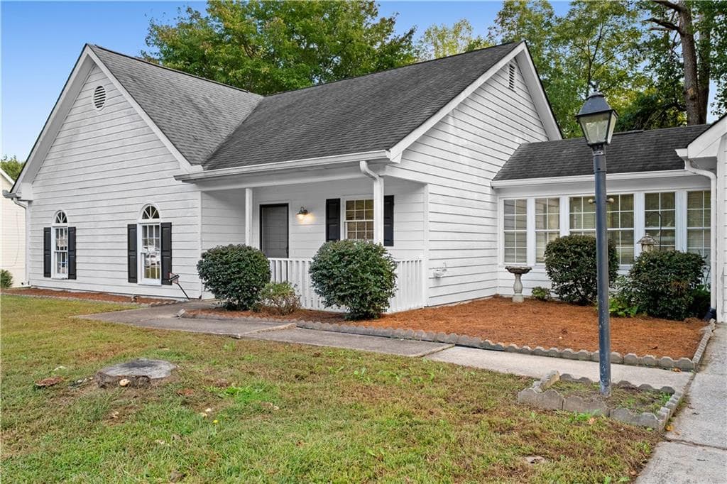 3 bedroom, 2 bathroom, 1,405 sq ft single family residence for sale at 905 Burning Bush Drive, Loganville, GA 30052 — photo 3