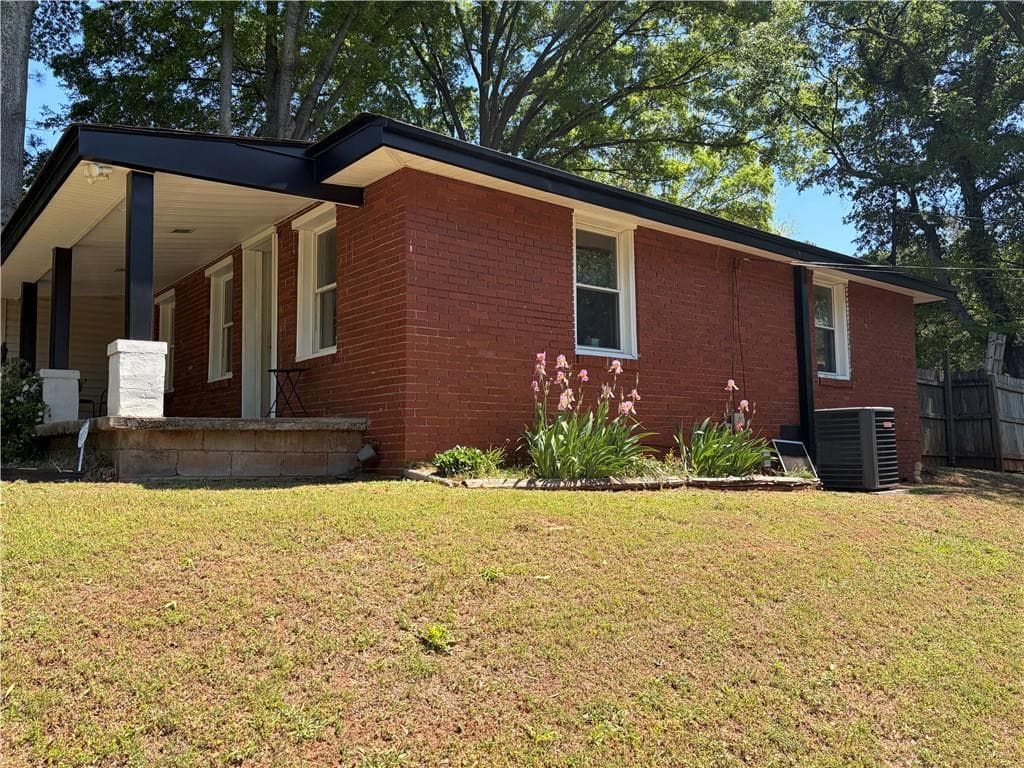 2 bedroom, 2 bathroom, 1,050 sq ft single family residence for sale at 254 S Dixie Avenue, Cartersville, GA 30120