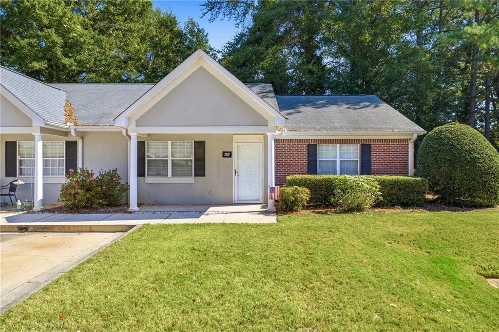 2 bedroom, 2 bathroom, 984 sq ft single family residence for sale at 2937 Florence Drive, Gainesville, GA 30504 — photo 1 of 42