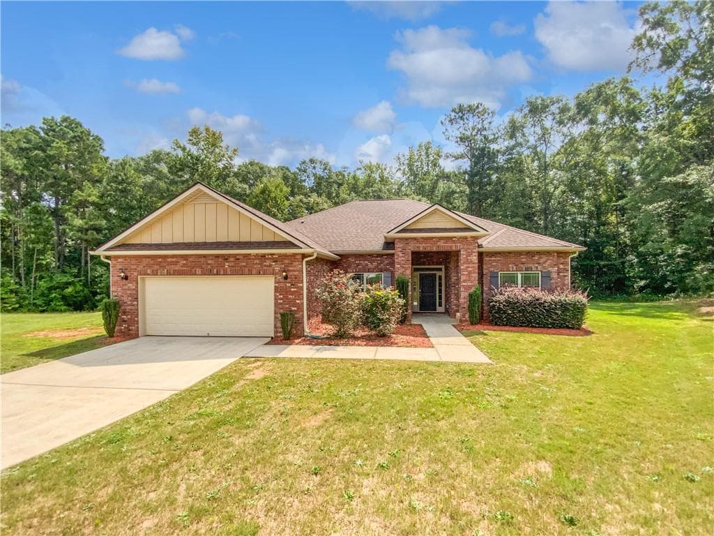 4 bedroom, 2 bathroom, 2,458 sq ft single family residence for sale at 1037 Yorkshire Drive, Griffin, GA 30223 — photo 1 of 28