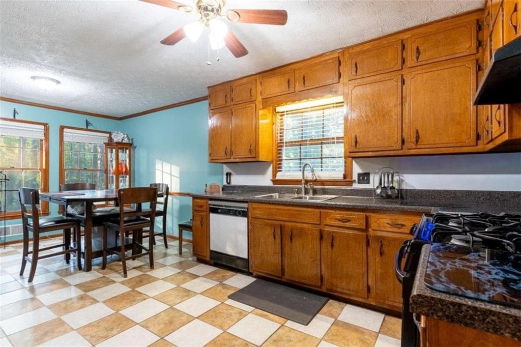 3 bedroom, 3 bathroom, 2,252 sq ft single family residence for sale at 1601 Dillwood Court, Lithonia, GA 30058 — photo 9