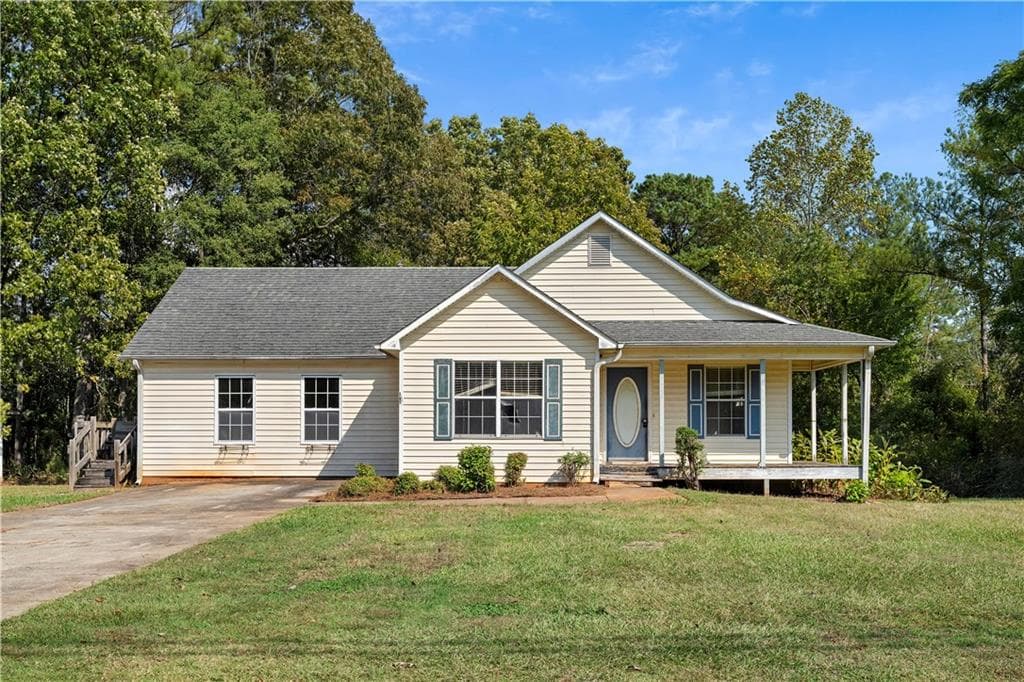 4 bedroom, 2 bathroom, 1,803 sq ft single family residence for sale at 1699 New Hope Road, Locust Grove, GA 30248