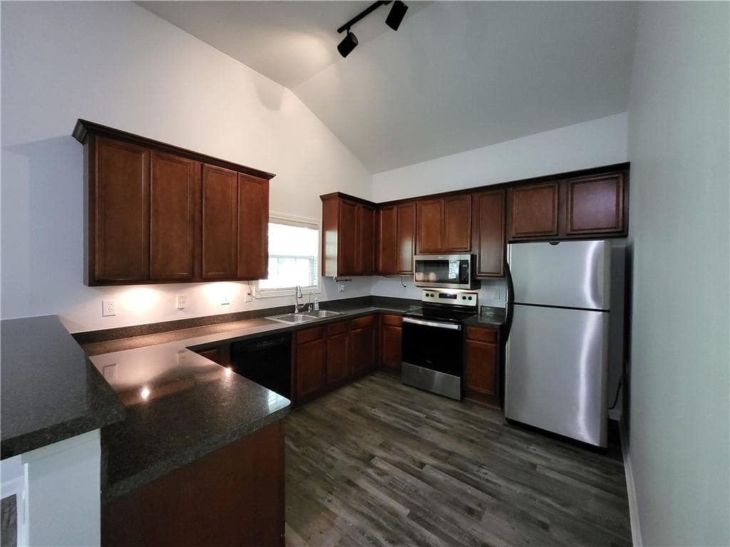 2 bedroom, 2 bathroom, 1,087 sq ft single family residence for rent at 6885 White Walnut Way, Braselton, GA 30517 for $2,050 a month — photo 4
