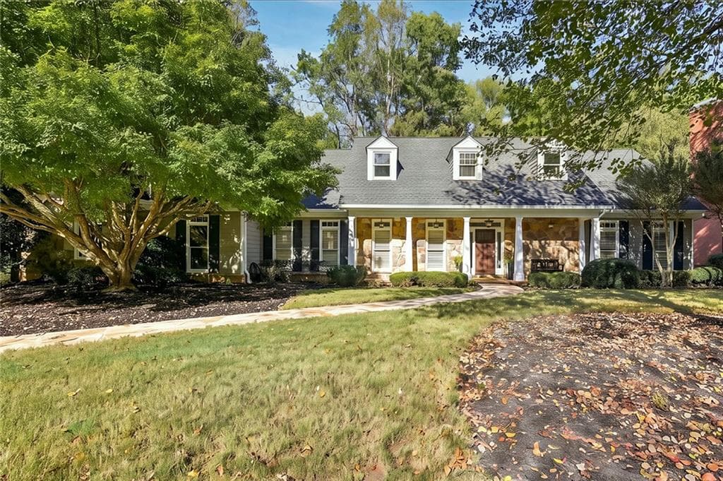 5 bedroom, 7 bathroom, 4,300 sq ft single family residence for sale at 140 Grogans Landing, Sandy Springs, GA 30350 — photo 4