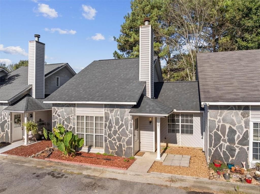 2 bedroom, 2 bathroom, 1,236 sq ft townhouse for sale at 281 Henderson Bend Road, Calhoun, GA 30701 — photo 2