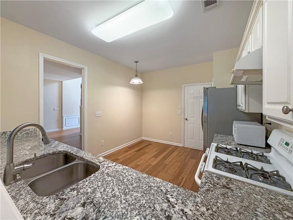 3 bedroom, 3 bathroom, 1,836 sq ft townhouse for rent at 2380 Fairlie Drive, Duluth, GA 30096 for $2,300 a month — photo 9