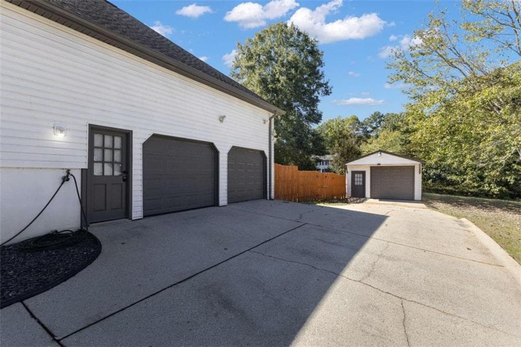 3 bedroom, 3 bathroom, 2,304 sq ft single family residence for sale at 7727 Hartford Court, Jonesboro, GA 30236 — photo 4