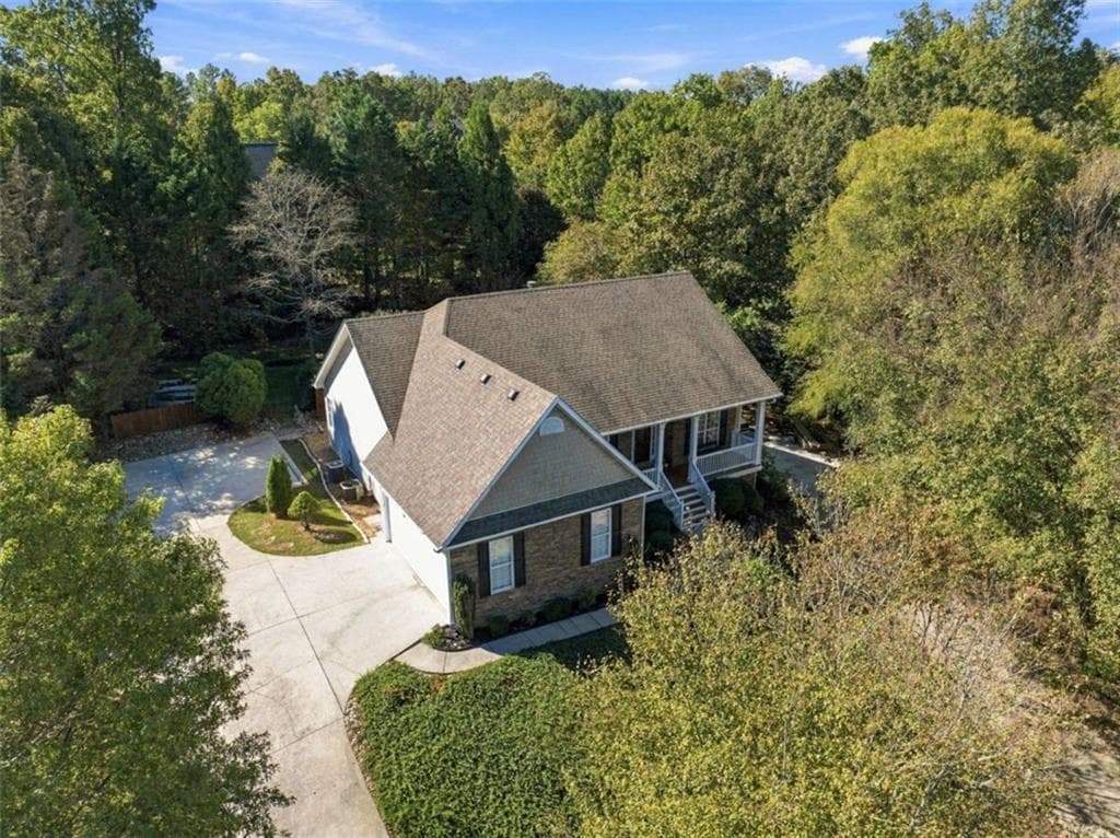 4 bedroom, 3 bathroom, 4,136 sq ft single family residence for sale at 12 Screaming Eagle Court, Adairsville, GA 30103 — photo 6