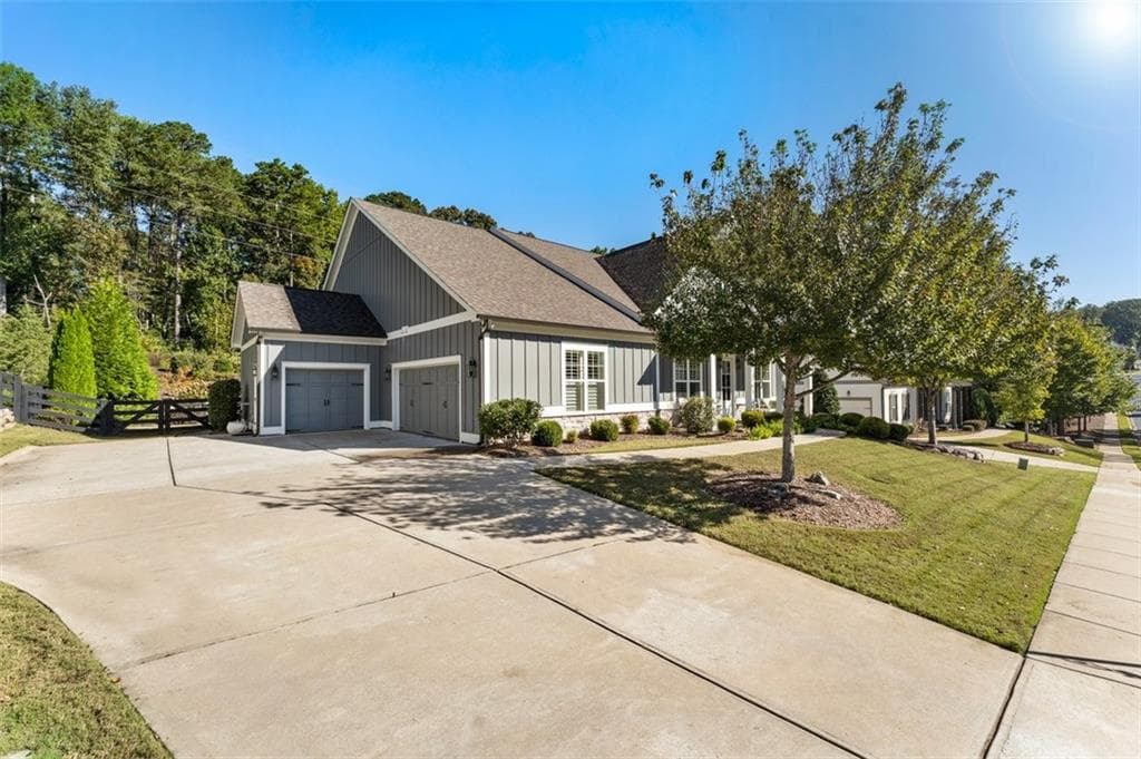 3 bedroom, 3 bathroom, 2,719 sq ft single family residence for sale at 125 Waverly Drive, Alpharetta, GA 30004 — photo 2