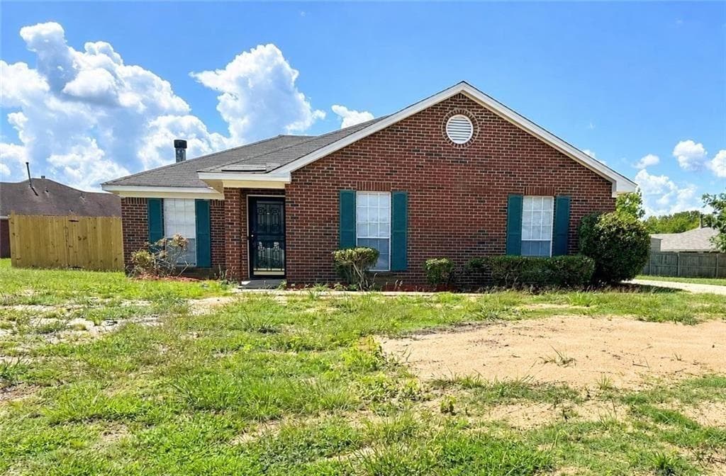 3 bedroom, 2 bathroom, 1,323 sq ft single family residence for sale at 6001 Paigefield Court, Montgomery, AL 36116 — photo 1 of 25