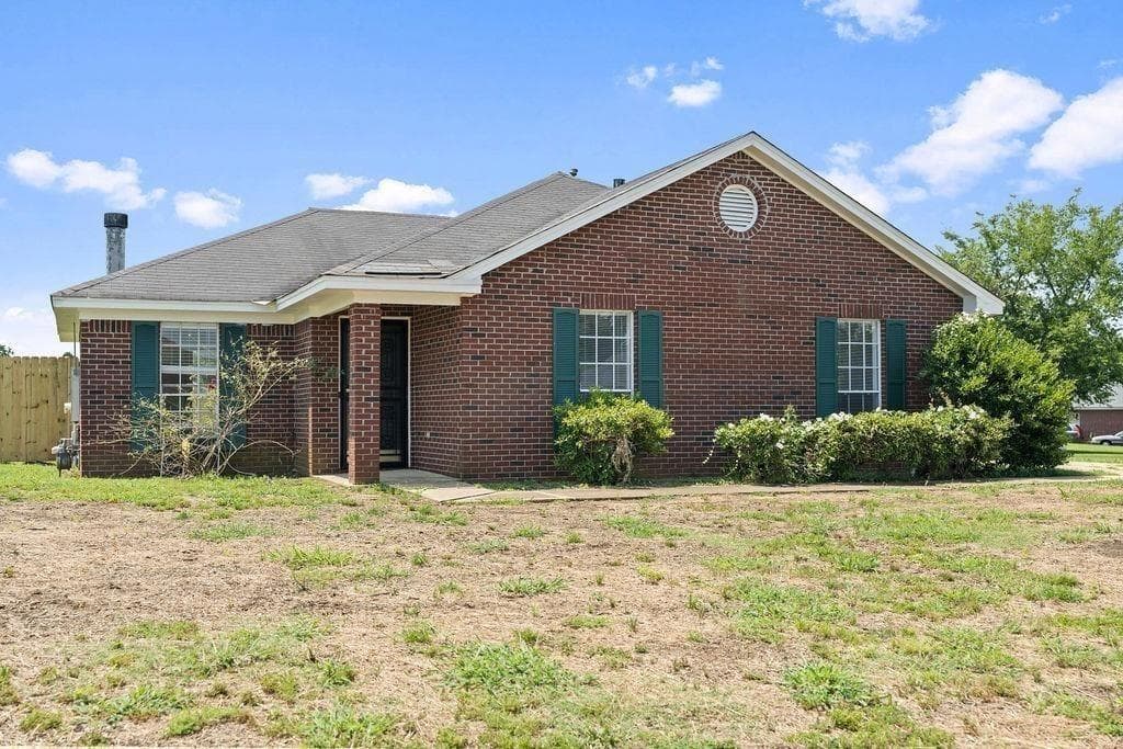 3 bedroom, 2 bathroom, 1,323 sq ft single family residence for sale at 6001 Paigefield Court, Montgomery, AL 36116 — photo 2