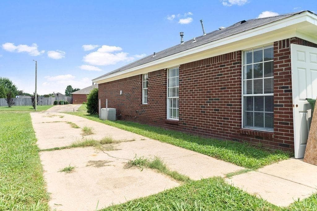 3 bedroom, 2 bathroom, 1,323 sq ft single family residence for sale at 6001 Paigefield Court, Montgomery, AL 36116 — photo 3