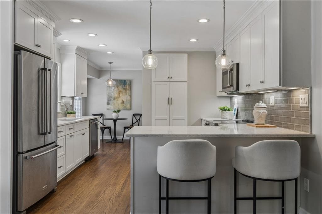 4 bedroom, 3 bathroom, 2,436 sq ft single family residence for sale at 1424 Cedarhurst Drive, Dunwoody, GA 30338 — photo 2