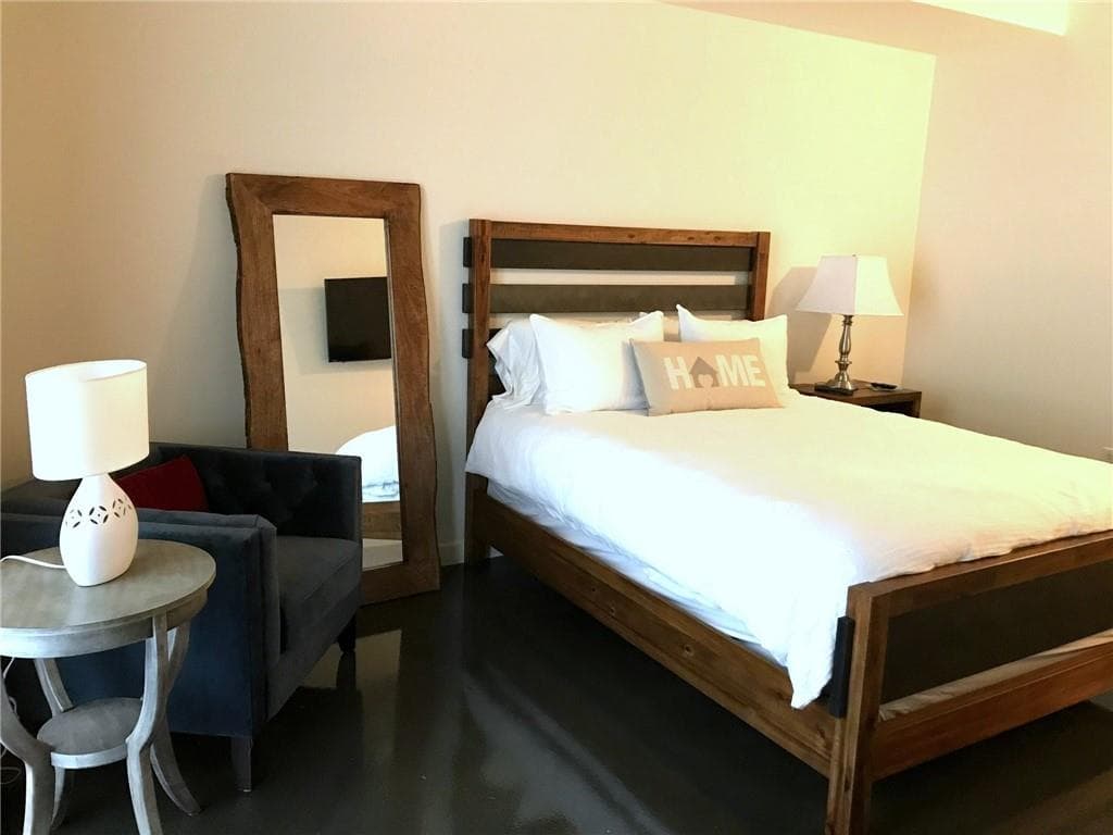 1 bedroom, 1 bathroom, 722 sq ft condominium for rent at 620 Glen Iris Drive 216, Atlanta, GA 30308 for $2,050 a month — photo 2