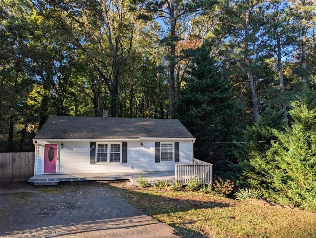 3 bedroom, 1 bathroom, 816 sq ft single family residence for sale at 2063 White Oak Circle, Kennesaw, GA 30144