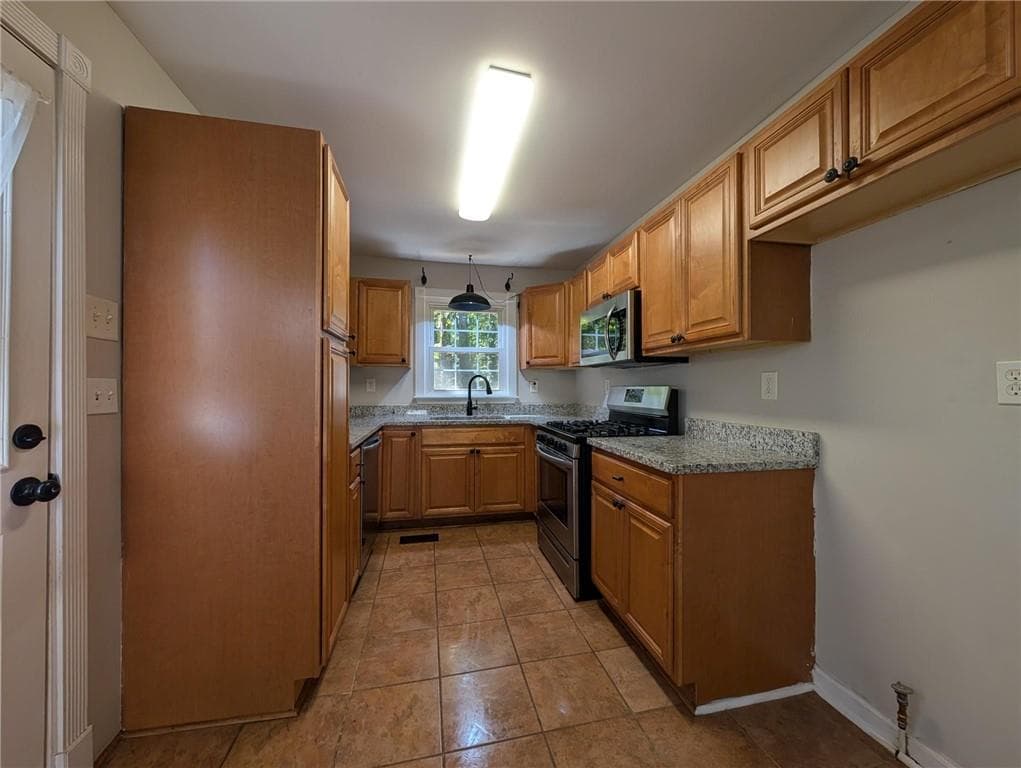 3 bedroom, 1 bathroom, 816 sq ft single family residence for sale at 2063 White Oak Circle, Kennesaw, GA 30144 — photo 7